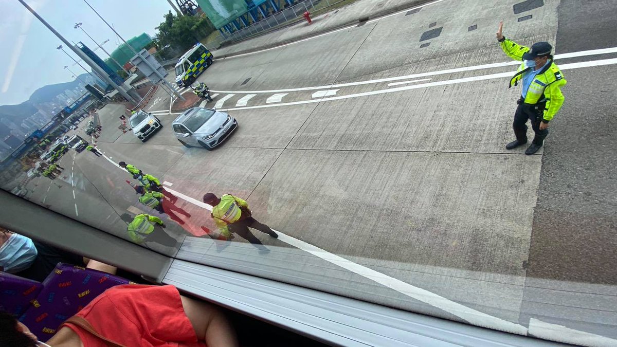 Police checkpoint is also set up at the Kowloon exit of Western Harbour Crossing and traffic police boarded a double-deck bus to check on passengers via  @SocRECorg