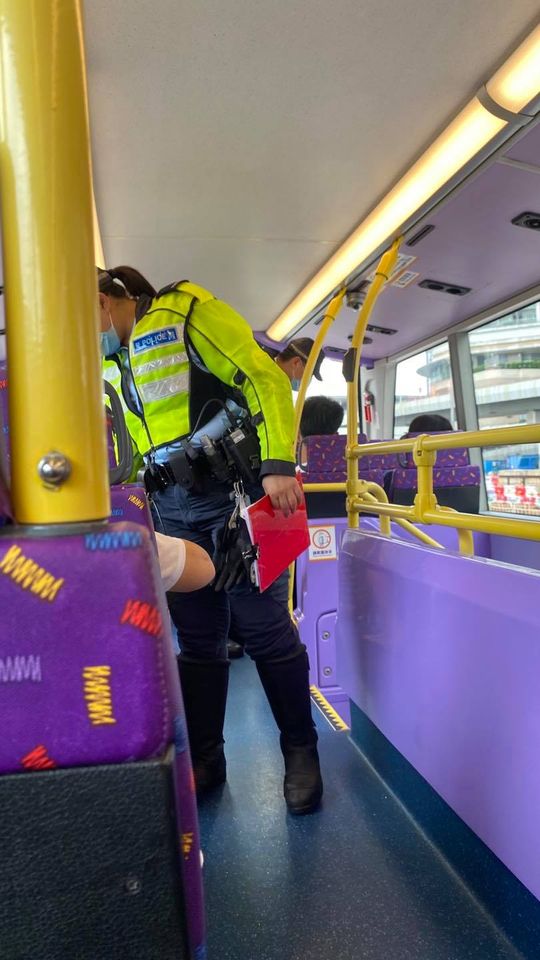 Police checkpoint is also set up at the Kowloon exit of Western Harbour Crossing and traffic police boarded a double-deck bus to check on passengers via  @SocRECorg