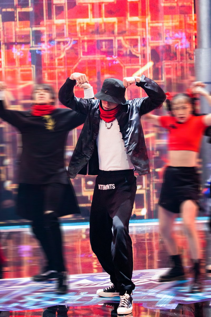 lay_studio's tweet photo. Some more stills of @layzhang performing his new single Gluttony (饕餮) with his team on #SDC3. Gluttony available for streaming now! #GLUTTONY

LINK TO LISTEN ➡️ https://t.co/ySBNHcb9eQ https://t.co/vQhBiIbq3S