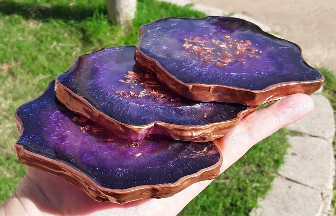 StatuesqueCrea1's tweet photo. I added Copper leafing to the edges now I love them even more! 
#statuesquecreations #geodecoasters #geode #epoxyart #fluidart #epoxyresin #resinart #resinartist #fluidartist #handmade #homemade #purple #copper #availablenow #ordertoday #youtubechannel #followme for more artwork https://t.co/ifAfDpCEwn