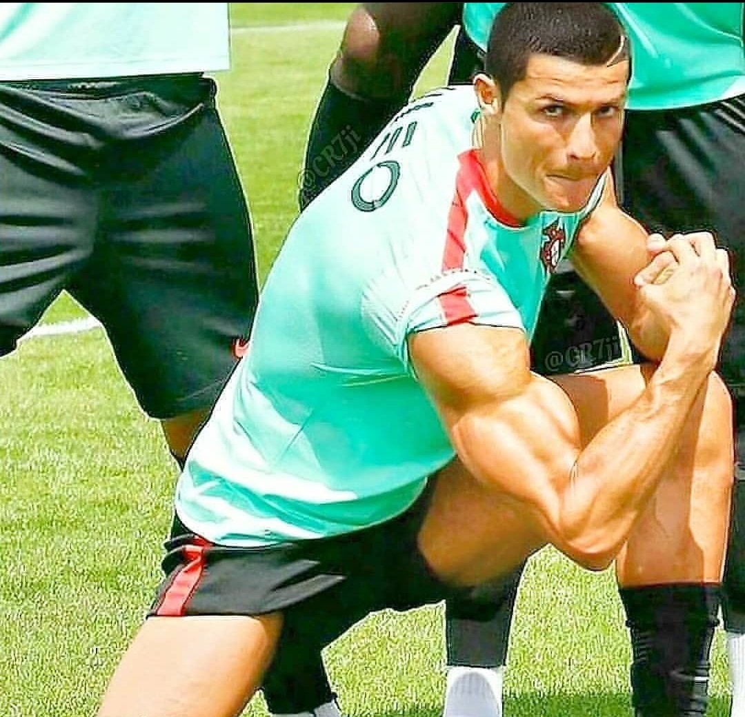 FitSpo22's tweet photo. #Ronaldo 💪 https://t.co/c2pCytJflo
