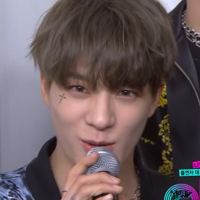 งง ถ้าเป็นแฟนให้กันไม่ได้ก็ไม่ต้องมาทำสายตาแบบนี้ได้ปะ คือพยายามคนเดียวมันเหนื่อยนะ