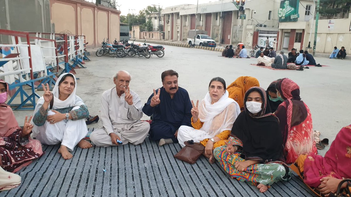IsmatShahjahan's tweet photo. Visited BMC hunger strike camp yesterday to expressing solidarity with students & employees for #AmendBmcAct2017. More than 25 students & employees of MBC are on hunger strike till death for the last 48 hours, while @jam_kamal goverment is criminally silent. #RejectPrivatization https://t.co/154lzCg7eg
