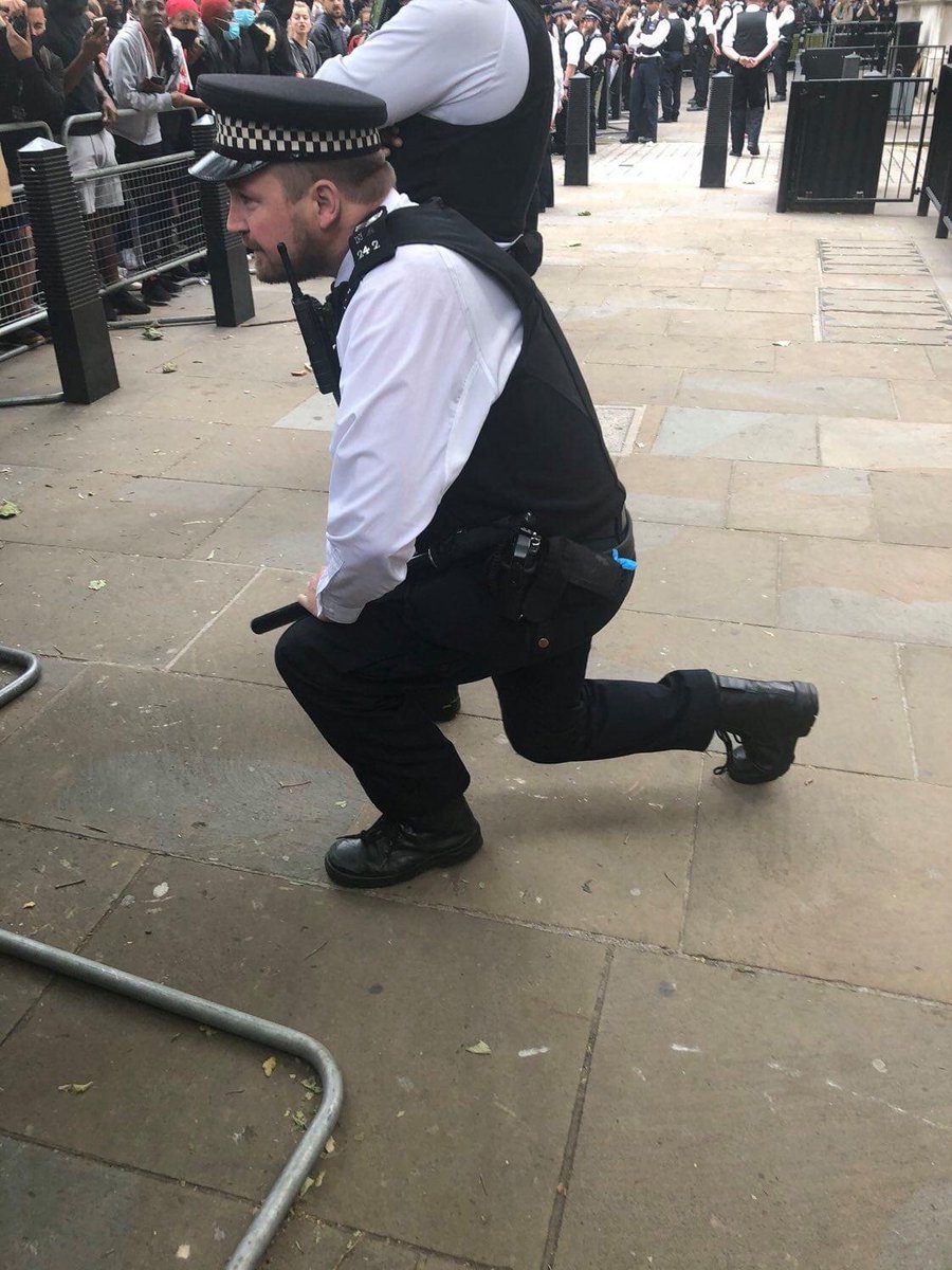 nelson_touch's tweet photo. Is there a better image anywhere than this to sum up what is wrong with today's woke Britain? https://t.co/dfSrX4n2vU