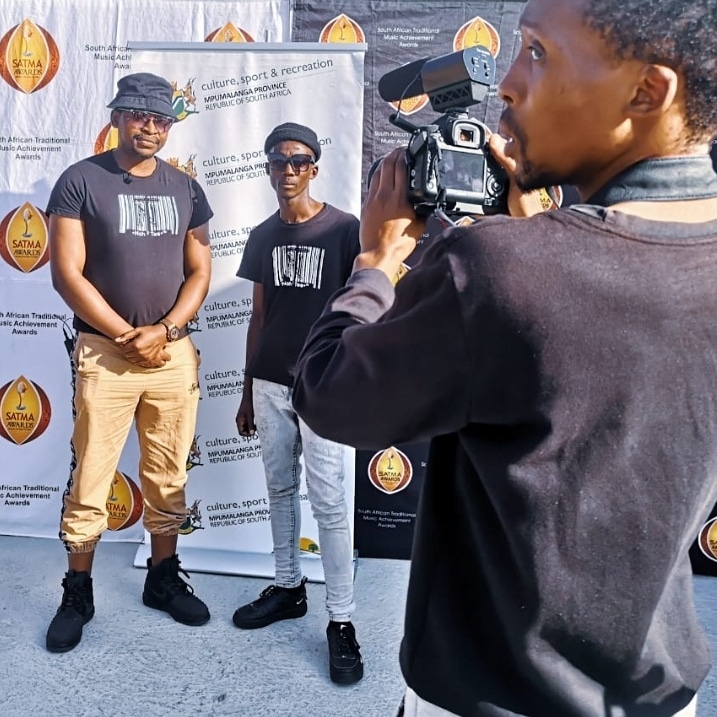 CJMocks's tweet photo. Early call time with the team. Mic test 🎥 6pm we are going live 🔥@toxicmusiq4 #ZoyaAlbum #thulasizwe #SATMA2020
#Amapiano
#amapianoisalifestyle
#amapianodance
#amapianomovement https://t.co/Huh7ABOoyI