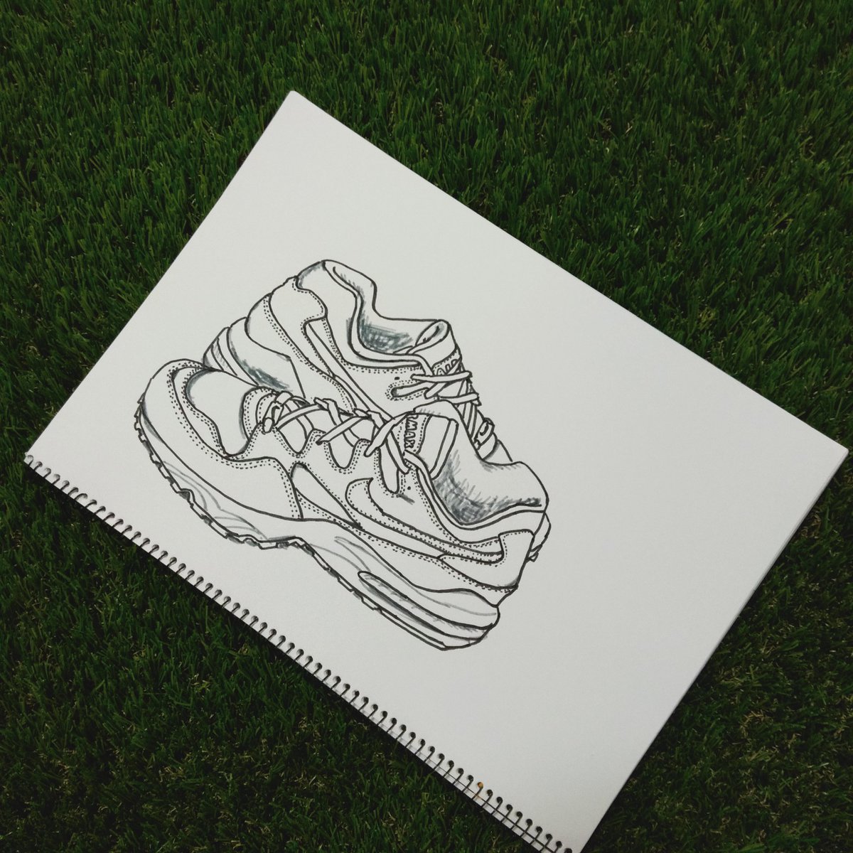 doyatsue00's tweet photo. 自分の実力を知るシリーズ

下書き無しの筆ペン一発描き
32／100

今から26年前のスニーカーが
蘇りました。

色あせないデザイン。

やはりナイキ。

#ナイキ
#エアマックス94
#スニーカー好きな人と繋がりたい
#nike 
#Airmax94
#ぬり絵 
#塗り絵
#絵描きさんと繋がりたい
#筆ペン
#スニーカーぬり絵 https://t.co/Y4rk2ZKm37