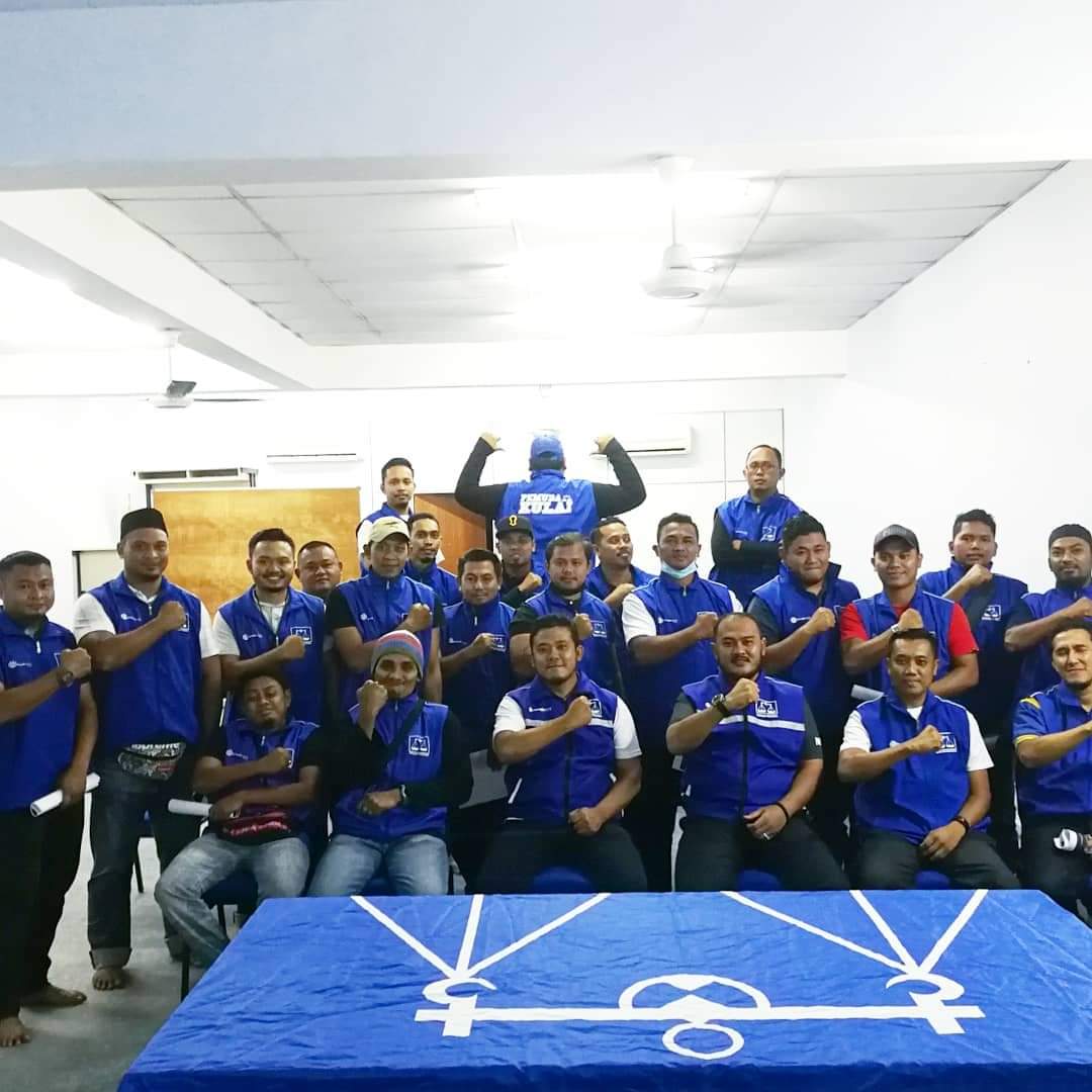 umno_kgb's tweet photo. Gempur Pemuda Kulai Pilihanraya, Siap! Kita Pilih Biru, Ngam💪
.
#GengKita #PemudaKulai #IniGenerasiKita #PemudaBangkit #HidupRakyat #PenyatuanUmmah #MuafakatNasional #KitaMestiMenang #AntiDAP https://t.co/OBtcVHO4oP