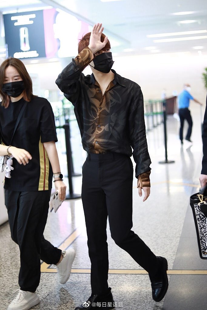 Jackson Wang Global on X: [WEIBO] 200906 每日星话题 2/3 “On September 6, 2020,  in Shanghai, #JacksonWang appeared at the airport. He wore a black flower  print shirt paired with trousers for a