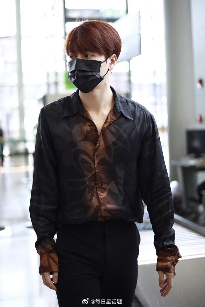 Jackson Wang Global on X: [WEIBO] 200906 每日星话题 2/3 “On September 6, 2020,  in Shanghai, #JacksonWang appeared at the airport. He wore a black flower  print shirt paired with trousers for a