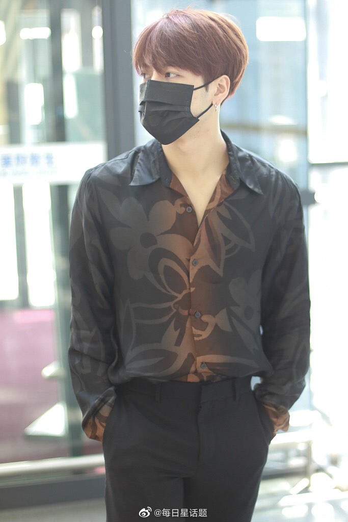 Jackson Wang Global on X: [WEIBO] 200906 每日星话题 2/3 “On September 6, 2020,  in Shanghai, #JacksonWang appeared at the airport. He wore a black flower  print shirt paired with trousers for a