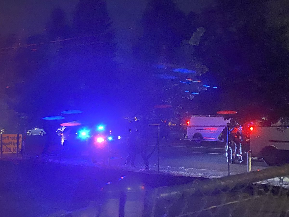 JenDowlingNews's tweet photo. Police are still lined up at SE 117th Ave & Stark #koin6news #PDX #PNW #PortlandProtest #protest #100daysofprotest #Oregon #rosecity https://t.co/if002gLNGH