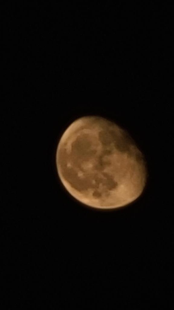 MiCarpio1's tweet photo. Beautiful moon https://t.co/nfzOSx0Ry1