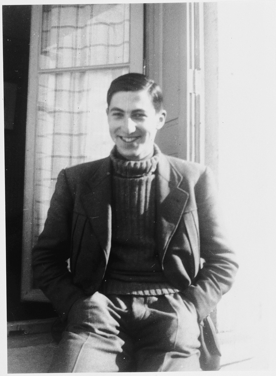 6 septembre 1940. Lisa Fittko et Walter Meyerhof explorent des voies d'évasion hors de France. Ils sont arrêtés. Et ne devront leur libération qu'à l'intervention du maire de Banyuls, Vincent Azéma, précieux allié des réfugiés allemands &amp; autrichiens.