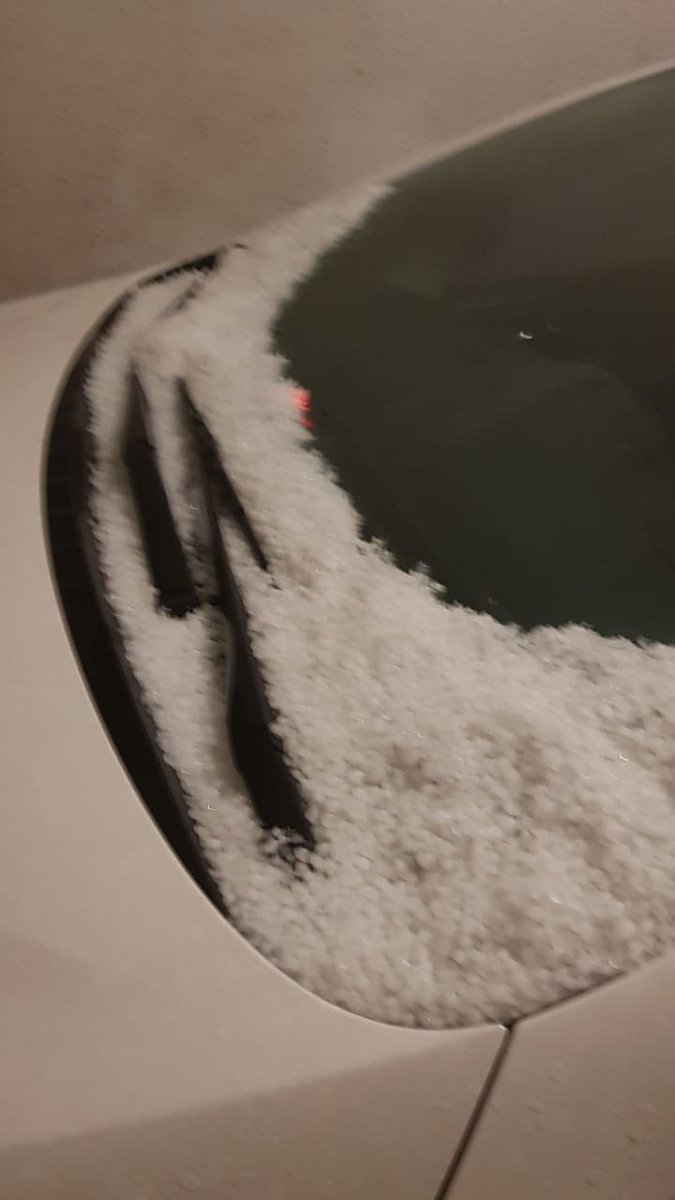 metsul's tweet photo. TEMPO | Grande quantidade de granizo em Canoas a ponto de acumular nos automóveis. Fotografias de @TomaziniMarcelo. Veja a ocorrência de raios em tempo real em https://t.co/N9SqXSwqtO e alerta de tempestades em https://t.co/6bpfAAUYRu. https://t.co/trtMslsx3m