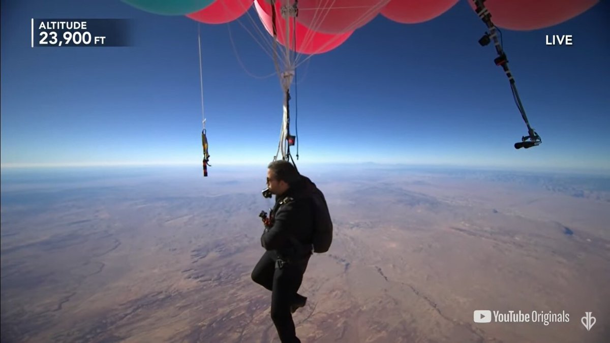 BrainX20's tweet photo. #DavidBlaineAscension rompió el record de altitud al llegar a casi 25,000 pies de altura únicamente usando globos! Increíble, una vez más sorprende al mundo!
Transmisión en @YouTubeEspanol 
#DavidBlaine #Tendencia #BrainX #YouTubeLive https://t.co/4Zjl06fZcF