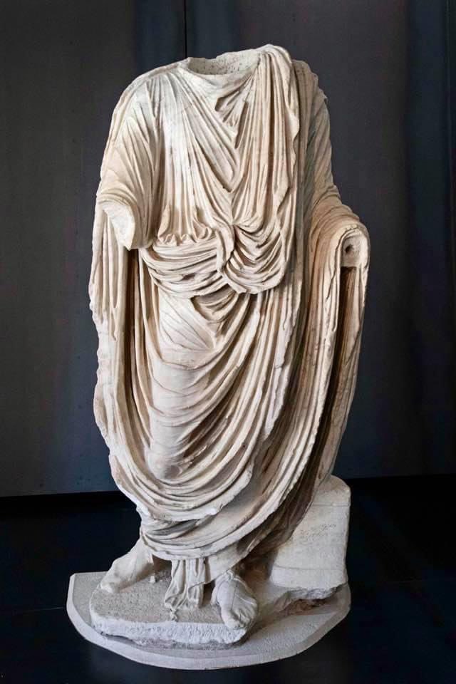matepan's tweet photo. The word "candidate" comes from the Latin name for the Roman toga worn by aspiring politicians: the "toga candida" (white toga). 
The Latin "candidus" meaning 'white/pure/shining/sincere' also gives us words like "candid" and "candle". https://t.co/wuXpRh6Qam