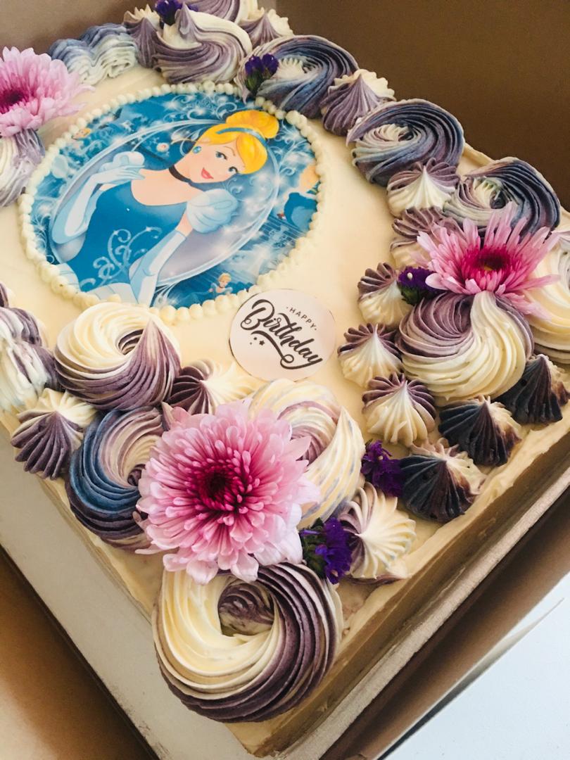 cakemanbw's tweet photo. #SundaySweetness | check out this sweet and beautiful looking cake we made for a client the other day.
Order cakes, cupcakes or scones via 📱+267 72116385. Collection(at Phase 4) or delivery services (around Gaborone) available.
#Cakeman #MakingLifeSweeter https://t.co/NTWFGK5sCO
