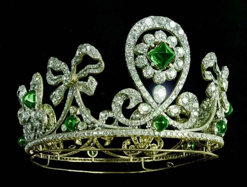 Day 6 : Alexandra Feodorovna’s emerald tiara (The Columbian Tiara) by Bolin. Designed by Sophia Schwan. 1900. Diamonds, emeralds (23 cararts). There was a matching necklace too. Confiscated by the Bolsheviks we don' know where it is.