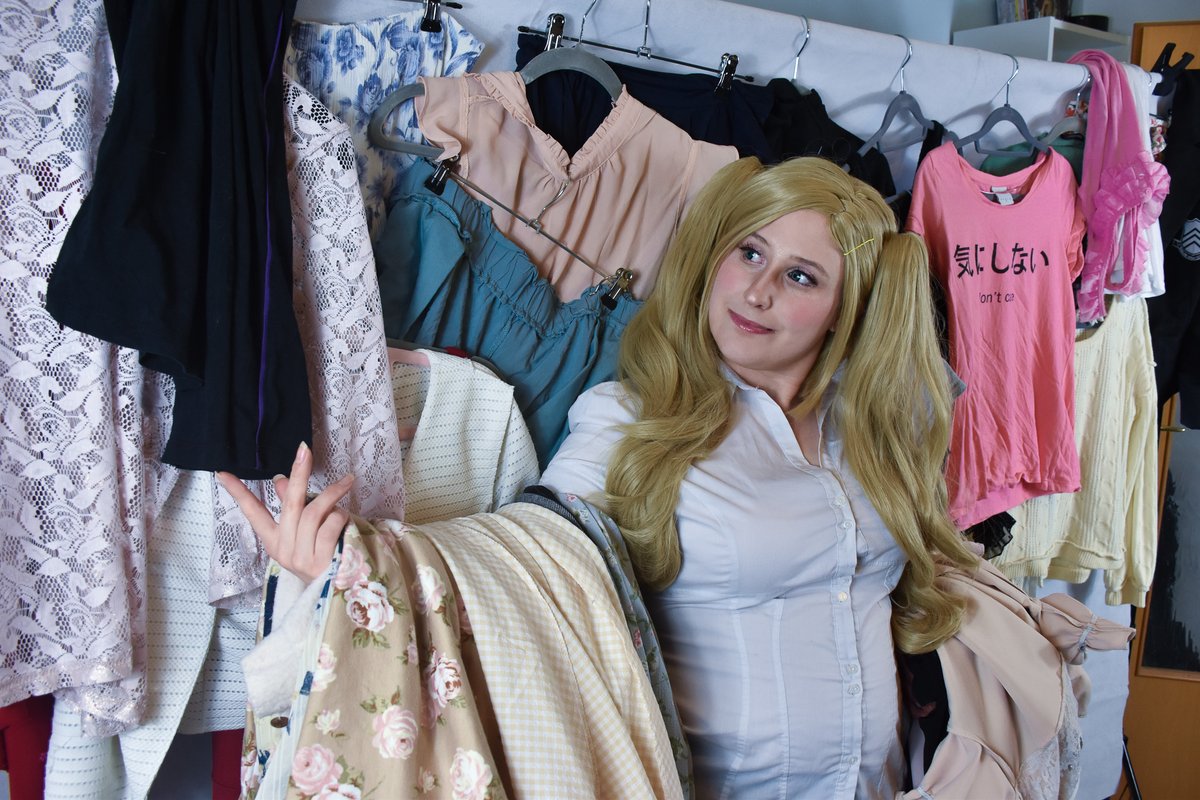 Real_NanaBanana's tweet image. Liebes @Connichi Team, im Rahmen eurer #ConLine20 habt ihr gefragt, was ich denn so hamstere. 

Und als Model ist die Antwort natürlich einfach: Klamotten!! Und jetzt wo es wieder kälter wird, soll man sich ja auch dick anziehen! #conlinehamstern #AnnTakamaki #Persona5