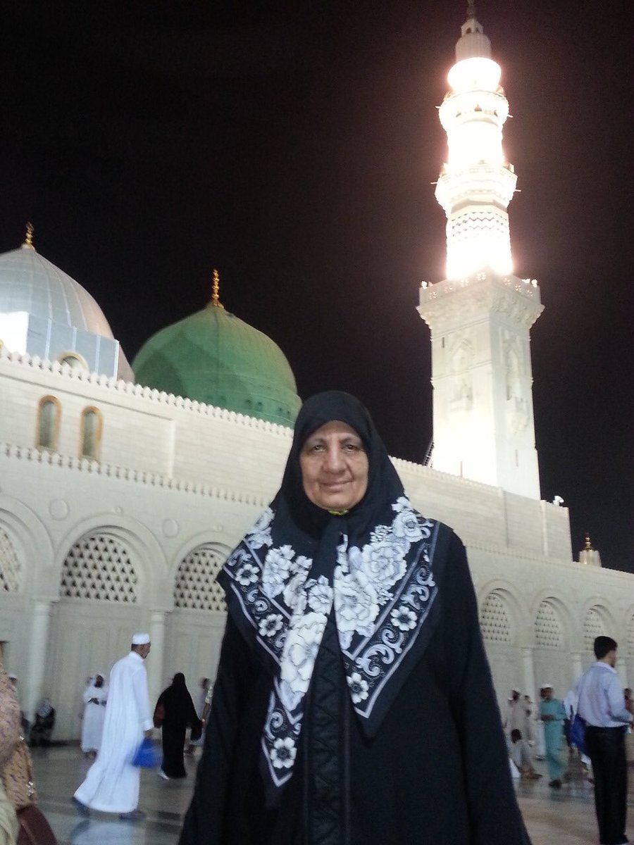 mukareem's tweet photo. انتقلت الى رحمة الله تعالى امي وسندي الغالية الطيبة الطاهرة / نادية عبدالمؤمن ، توفت وستبقي علي قيد الحياة في قلبي إلى الأبد ، يشهد الله انها كانت إنسانة صالحة ، اذكروها بدعوة ارجوكم ، إن القلب ليحزن وإن العين لتدمع وإنا علي فراقك ياأمي لمحزنون. https://t.co/uZJy97mRH7