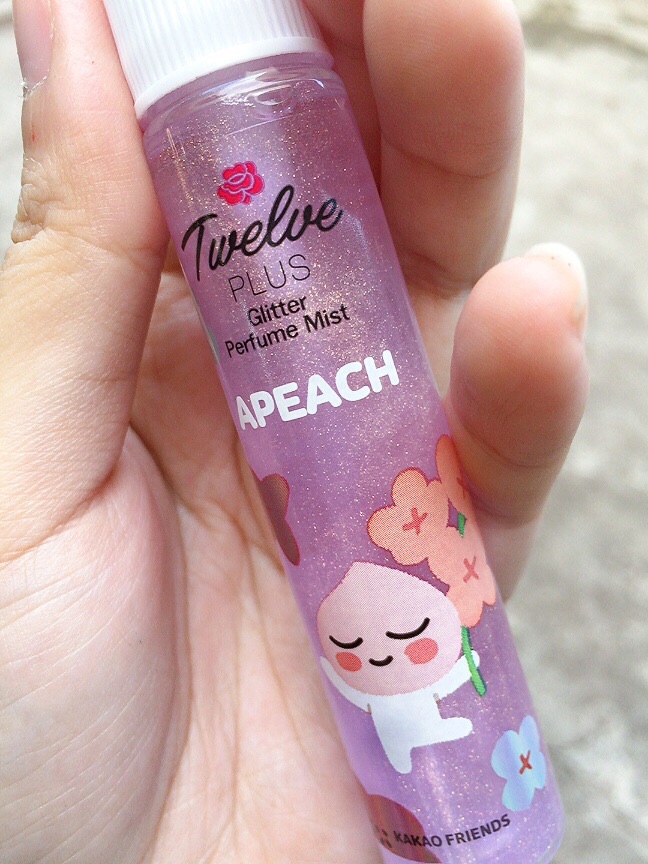 withfired's tweet photo. Twelve Plus ความน้ำหอมในตำนานอะ ใช้ตั้งแต่สมัยมัธยมแรก 55555 ตอนนี้เขาจับมือกับ Kakao ออกน้ำหอมใหม่ แพ็กเกจจิ้งน่ารักมาก! ของเราเป็นเอพีช 🍑 กลิ่นก็คือหอมแบบคุณหนูลุคเฟียสๆ (แต่ไม่ฉุนนะคะ) นางมีลูกเล่นด้วยนะ เป็นกลิตเตอร์อะ ;-; ฉีดแล้วผิววิ๊งค์ๆ มีความวิบวับ ✨ https://t.co/QwbVkvHhIR