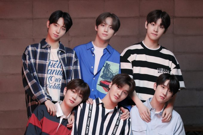 kyeopteers's tweet photo. they pose like that cuz they ✨drippin✨ https://t.co/nmEuajlEDh