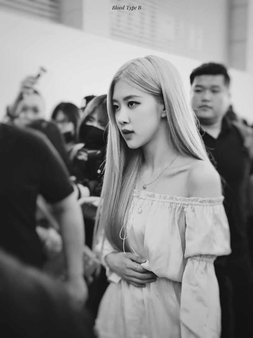 hourly rosé tweet media