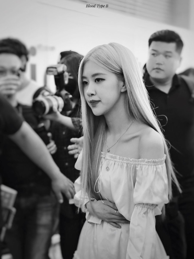 hourly rosé tweet media