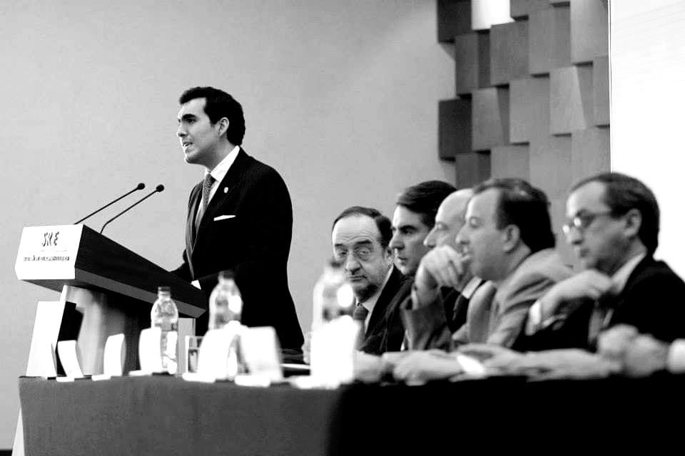 __Cho's tweet photo. El más joven de nuestra generación #sem40; elocuente, inteligente, apasionado del derecho internacional, recuerdo bastante nuestro trabajo juntos en Texas tras el huracán Harvey.
Te nos adelantaste, querido amigo @delaflorpatino. Tu carrera prometía muchísimo. Descansa en paz. https://t.co/sykHZdM8Wb