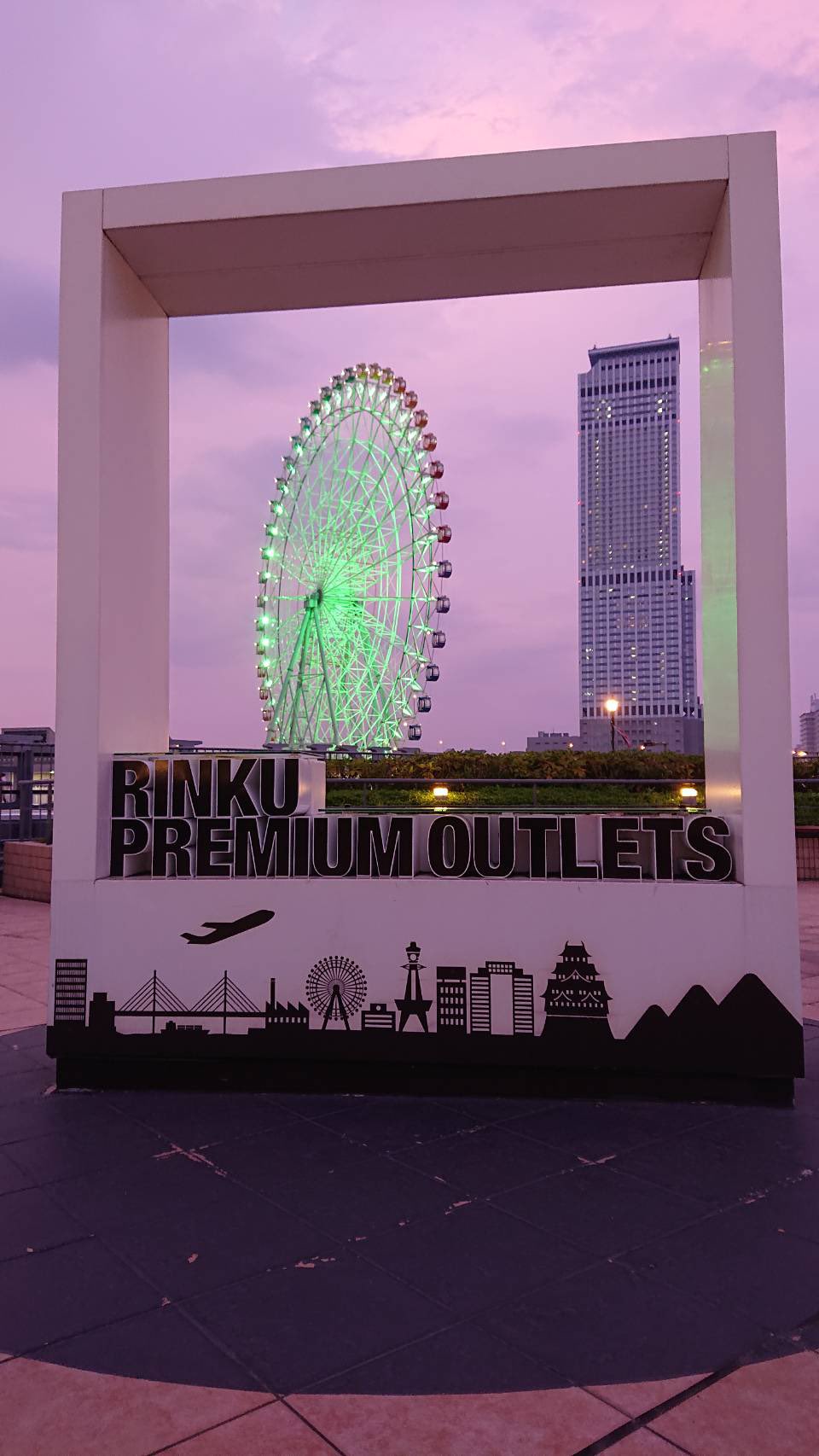 公式 Osaka Meikan 泉佐野市のりんくうプレミアムアウトレットにフォトスポットを発見 超高層のりんくう ゲートタワービルと カラフルなりんくうプレジャータウン シークルの観覧車がベストマッチ 夕方には観覧車がライトアップされ