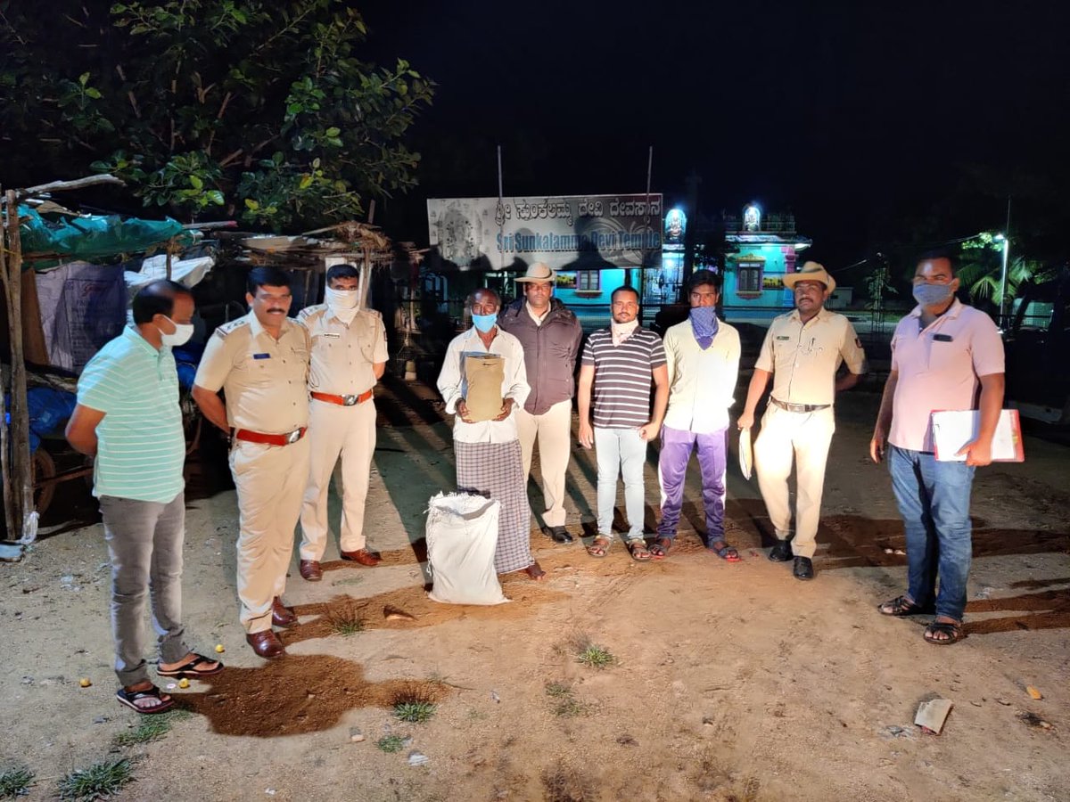 spcbpura's tweet photo. ಜಿಲ್ಲೆಯ ಬಾಗೇಪಲ್ಲಿ ಪೊಲೀಸ್ ಠಾಣಾ ವ್ಯಾಪ್ತಿಯ ವಡ್ಡರಪಾಳ್ಯ ಗ್ರಾಮದಲ್ಲಿ ಕಾರ್ಯಾಚರಣೆ ನಡೆಸಿ ಅಕ್ರಮವಾಗಿ ಸಂಗ್ರಹಿಸಿಟ್ಟಿದ್ದ  2.85 ಕೆಜಿ ಒಣಗಿದ ಗಾಂಜವನ್ನು ವಶಪಡಿಸಿಕೊಳ್ಳಲಾಗಿದೆ. ಈ ಸಂಬಂಧ ಪ್ರಕರಣ ದಾಖಲಿಸಿ ಒಬ್ಬ ಆರೋಪಿತನನ್ನು ಬಂಧಿಸಿಲಾಗಿದೆ.
#SayNoToDrugs @IgpRange https://t.co/yruYclADRp