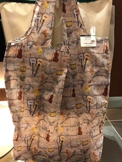 ヤマハミュージックリテイリング エコバッグ入荷 楽器が散りばめられたオシャレな柄のバッグと 鍵盤柄の傘 をさした可愛い てるてる坊主 のバッグが入荷 どちらもポリエステルで軽く 小さくたためて便利です ミュージックエコバッグ 800円 税