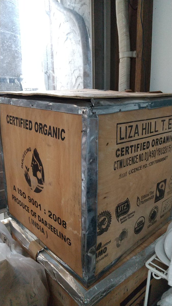 今年のダージリンは、コロナの影響で頑丈な木箱で入荷しました。
釘でガッチリ止めてあり、なかなか茶葉の顔がみえなかったんです☺️