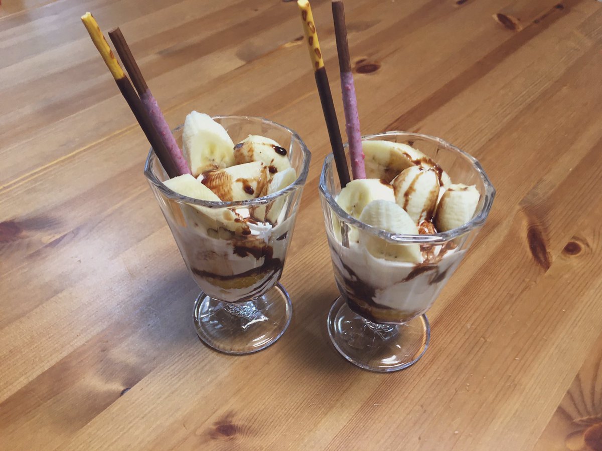 小谷由果 パフェグラスを買ってみた こどもたちの食べ切れるサイズのパフェ がなかなかないので自作 チョコシロップ コーンフレーク ホイップクリーム みかん バニラアイス ポッキー つぶつぶいちごポッキーとバナナ と組み立ててみたけど こども