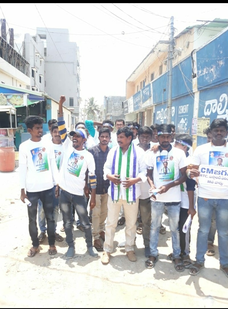 NareshKolukula2's tweet photo. #YSRCP బీసీ ప్రధాన కార్యదర్శి పదవికి రాజీనామా చేసే యోచనలో లోగిడి జయన్న రజక,రజక కార్పోరేషన్ చైర్మన్ పదవిని పార్టీ కోసం ప్రభుత్వ ఏర్పాటుకు కృషి చేసిన వారిని పార్టీ విస్మరించిందని ఆవేదన వ్యక్తం చేస్తున్నా రాష్ట్ర రజకులు #Resignysrcp #ABNTelugu @abntelugutv @sakshinews @TV9Telugu https://t.co/SRwKozy1JN