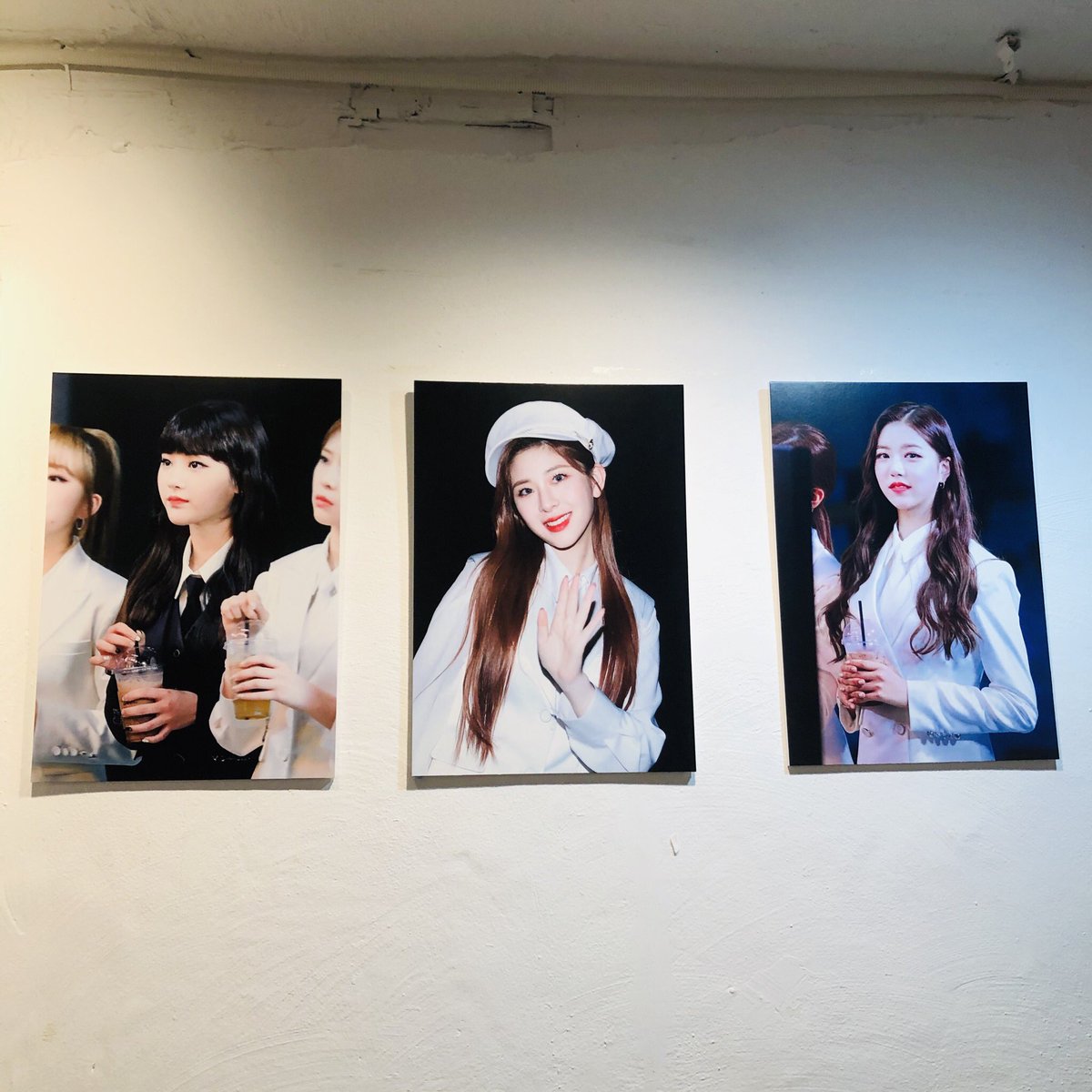 GWSN_2020's tweet photo. 𝐆𝐖𝐒𝐍 𝟐𝐧𝐝 𝐀𝐧𝐧𝐢𝐯𝐞𝐫𝐬𝐚𝐫𝐲 
𝘾𝘼𝙁𝙀 𝙀𝙑𝙀𝙉𝙏 &amp; 𝙀𝙓𝙃𝙄𝘽𝙄𝙏𝙄𝙊𝙉

<𝐃𝐀 𝐂𝐀𝐏𝐎>

폼보드 사진입니다! 혹시나 폼보드 액자 수령을 원하시는 분들은 디엠을 주시거나 다섯시 반~여섯시 사이에 방문 해주시면 감사하겠습니다😊😊 https://t.co/lTJx5Ik9ao