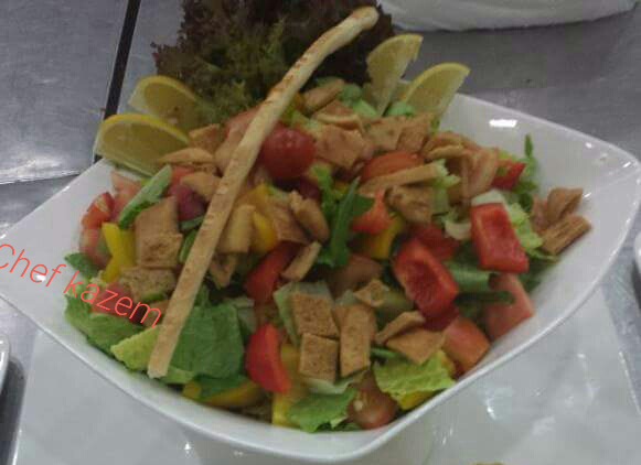KazemChef's tweet photo. نقطع الطمام والخيار والفجل والفلفل مكعبات.

يقطّع الخس خشن ونفرم النعناع والبقدونس ونخلط كل مكونات الفتوش مع بعض ونرش عليهم السماق.

لتحضير الصلصة، نفرم الثوم ونضيف اليه عصير الليمون وزيت الزيتون والملح ونضيفهم الى المكونات ونخلطهم جيداً.

ثم نضع مكعبات الخبز المحمّص  يتقدم https://t.co/AJb8ObfLQk