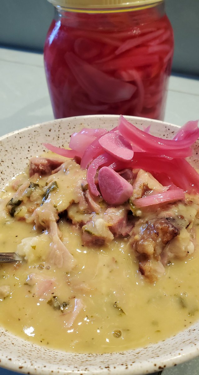 ricky_nauta's tweet image. My sister made #hamhockwmongobeans and I added some recently made pickled red onions. 

#perfs 👌🏾