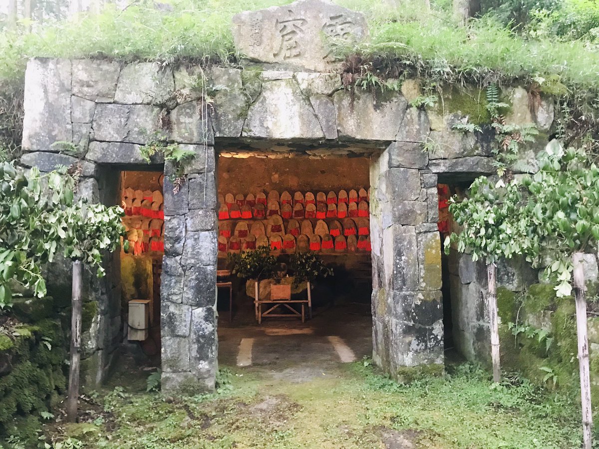 久しぶりに世界観がやばい地蔵 比叡山の坂本ケーブルの途中にわざわざ乗員に止めてと言わないと止まらない駅がある そこにはあの事件を祀ると言われる地蔵があった Togetter