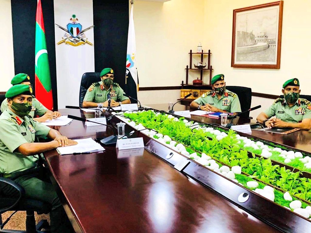 Dhivehinge isthiqlaalaai siyaadhathaai minivankan negehettumugai sifain dhemithibeyne. Salaamathee khidhumathehge haisiyyathun Raajjeygai amaankamaai sulhamasalaskan qaaimkoh dhemehettumah masakaiykuraane: <a href="/CDFofMNDF/">Chief of Defence Force</a> at <a href="/MNDF_Official/">Maldives National Defence Force</a>'s press conference