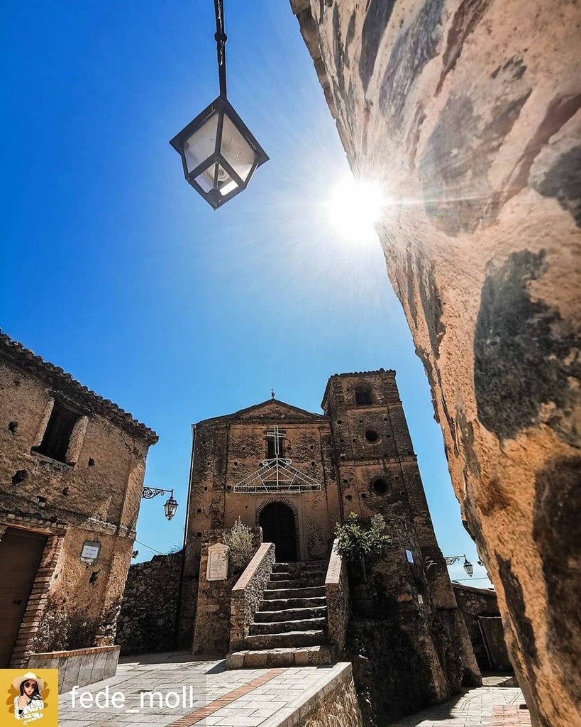 CalabriaTweet's tweet photo. Nel cuore della Calabria Grecanica. Grazie a @fede_moll per questo scatto da Gallicianò, nel Comune di Condofuri (RC)! #gallicianò #condofuri #reggiocalabria #calabriatweet #calabriagrecanica #borgo #borghi #borghitalia #visit #discover #visititaly #cala… https://t.co/ZutKcPAOHV https://t.co/n7h6bQ3gs9