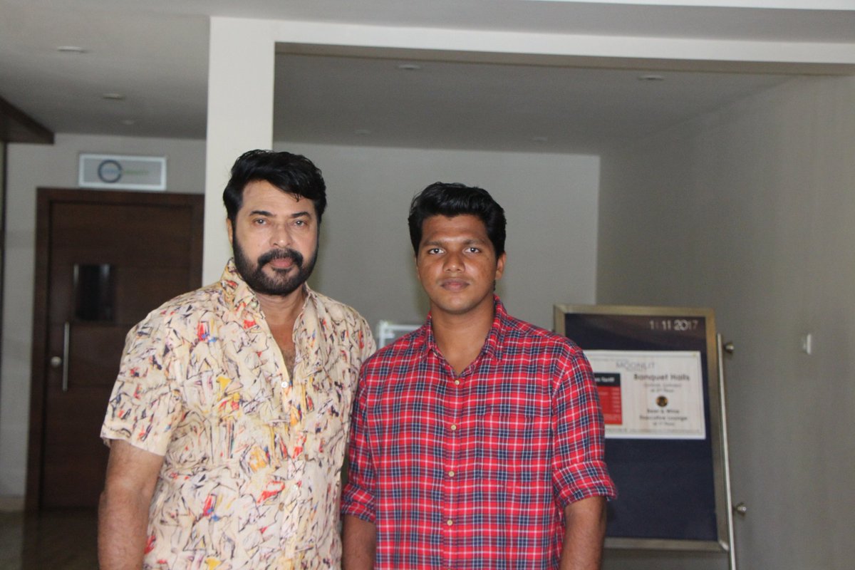 NManjankal's tweet photo. ഈ ഫോട്ടോക്ക് എന്ത് caption ഇടണം എന്നെനിക്കറിയില്ല, ജീവിതത്തിൽ മറക്കാൻ സാധിക്കാത്ത ഒരു നിമിഷം...
ചിലരുടെ അഹങ്കാരി, 😎
നമ്മുടെ അഹങ്കാരം.. 😍
✌️ One & Only our 🤘
⭐ #MEGA_STAR 🌟
😘 Mammootty 😊
💪 #THE_FACE_OF_INDIAN_CINEMA 🇮🇳
#HappyBirthdayMammukka https://t.co/amYuf90BbE