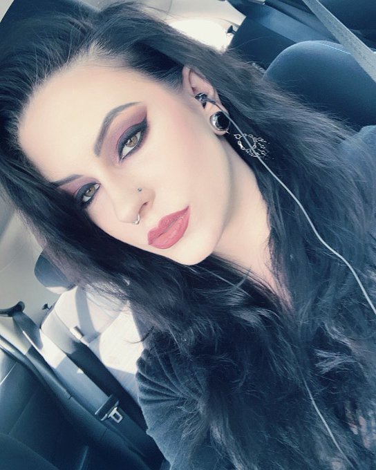 Hey everyone https://t.co/UFAExxBKOw