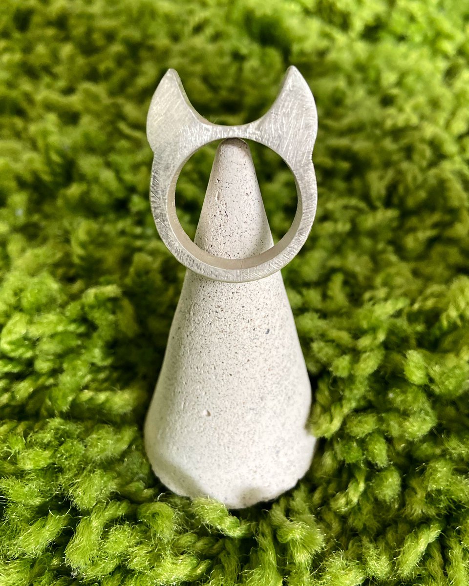 LostBoyBling's tweet image. Felt cute, might delete later 😈 Size Q, 14g, £60 #LostBoyJewellery 🖤
.
.
.
#bespokeringdesign #customringdesign #customringsuk #signetring #925sterlingsilver #925silver #Texturedsignet #jewellerydesign #jewellerydesigner #lostwaxcarving #jewelrydesigner