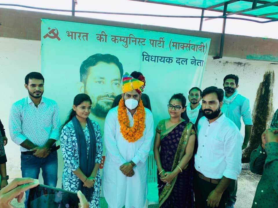 BalwanPoonia_'s tweet photo. जयपुर निवास पर एलडीसी 587 पदों पर obc और जनरल के  नियुक्ति का रास्ता साफ करवाने और कल माननीय मुख्यमंत्री जी से प्रेस नॉट जारी करवाने पर अभर्थियो ने जबरदस्त स्वागत किया |
हर शोषित वर्ग की आवाज के नारों से गूंजा विधायक आवास.. https://t.co/pUUThQrFSE