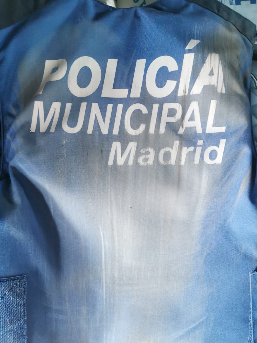 policiademadrid's tweet photo. Un agente de #Villaverde fue arrastrado 25m, cuando intentaba impedir la huida del conductor que acababa de realizar un vertido ilegal de escombros. Tenía una orden de búsqueda y captura.
Gracias a la suerte y al chaleco las lesiones no fueron de carácter grave.
#RecupératePronto https://t.co/pa5c0iAQYT