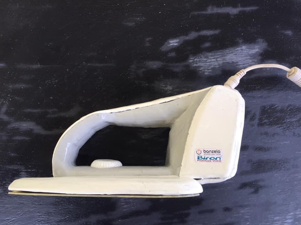 CedTshel's tweet photo. Elie Safari Baraka, un jeune congolais de Goma fabrique des fers à repasser rechargeable de 3 heures d’autonomie ( 12V 72W ). Nommé Biron, ce fer à repasser fait partie des projets de son entreprise électronique Banzela.🇨🇩
@Lisamongendu @1_influant @P_Mutonkole @Tobie_Kayumbi https://t.co/4DcH1dP7UN