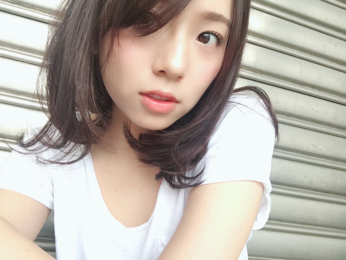 ndYozakura's tweet photo. 先輩の新内さんとお風呂���がり。パジャマに着替えるなり｢髪乾かして」と駆け寄ってきました、自分でやりなよと口では言いつつ内心髪を触るのが好きなので嬉しかったり、相変わらずサラサラだなーと思いながら乾かしていると眞衣さんは僕の方を見てニヤッとしました、これバ���てますね多分 https://t.co/bu3NVQ2kou