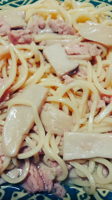 「太い生パスタ美味し～!あれ、でもこの太さと食感どこかで…………二郎……?」 