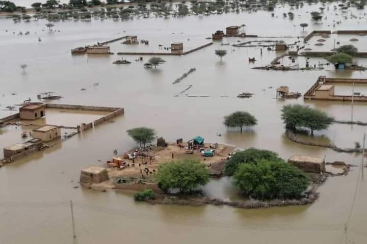 naife_albakry's tweet photo. السودان بلدنا الشقيق يتعرض لفيضانات مدمّرة ألحقت الضرر بناسه ومقدراته في عدة ولايات و عاصمته الخرطوم. وهو البلد الذي يمد يده لمحيطه العربي والإقليمي في النوازل والخطوب، ما يتوجب على الجميع الوقوف مع هذا الشعب الطيب والكريم،مواساته وبلسمة جراحه، فصنائع المعروف تقي مصارع السوء، https://t.co/sS1J7KTuGY